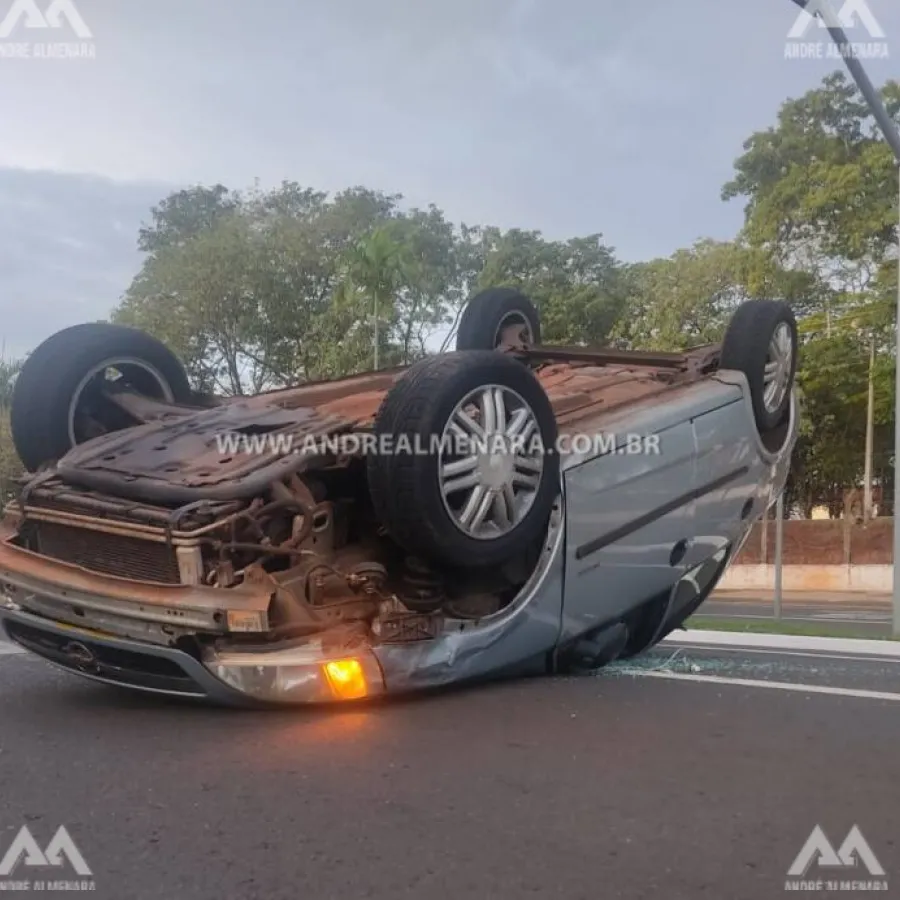 Motorista perde controle de veículo e capota na Avenida Kakogawa