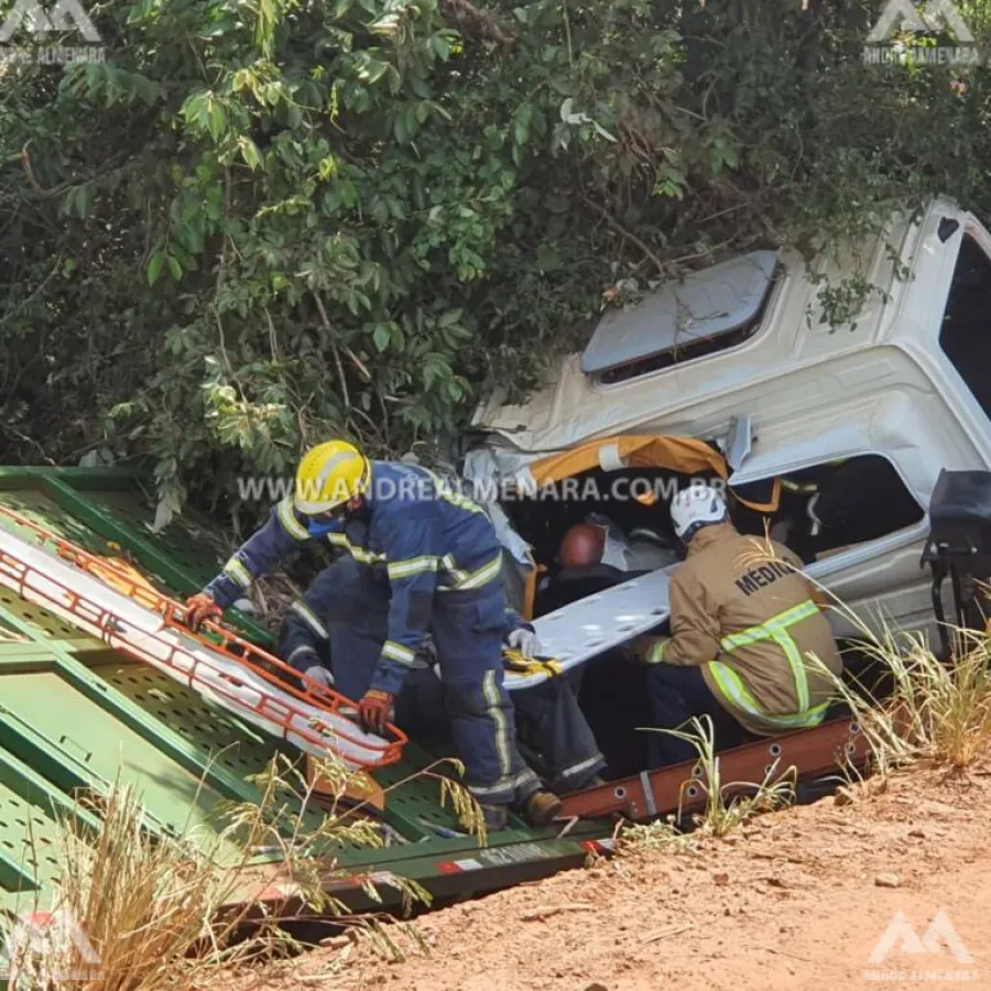 Motorista de 51 anos fica ferido após caminhão cair em rio em Mandaguaçu