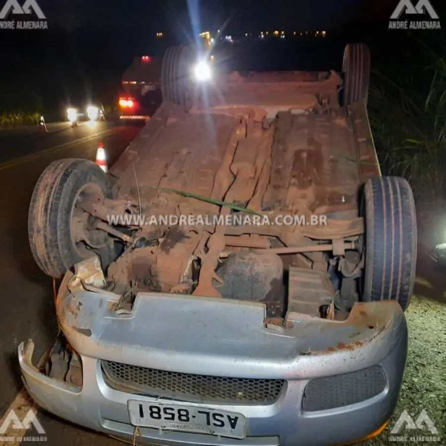 Motorista abandona veículo após capotar no Contorno Sul de Maringá