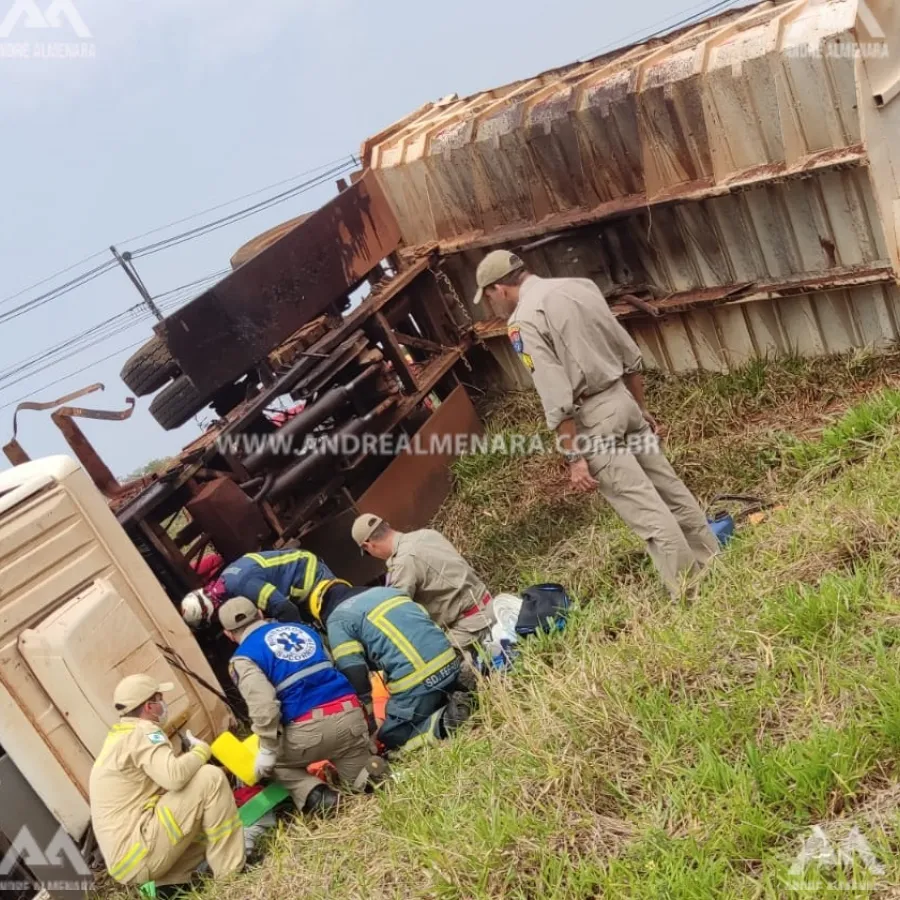 Motorista de caminhão perde controle e tomba no Contorno Sul de Maringá.