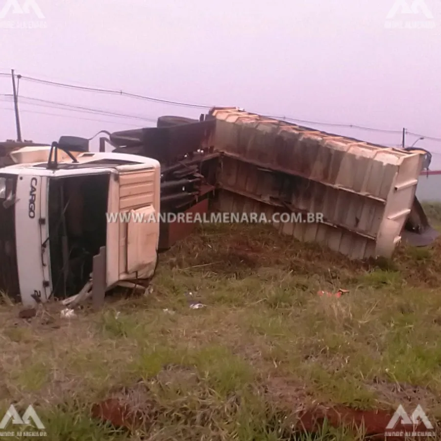 Motorista de caminhão perde controle e tomba no Contorno Sul de Maringá.