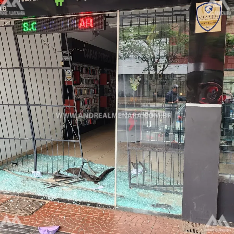 Sem policiamento na área central, bandidos usam carro para invadir loja de celulares