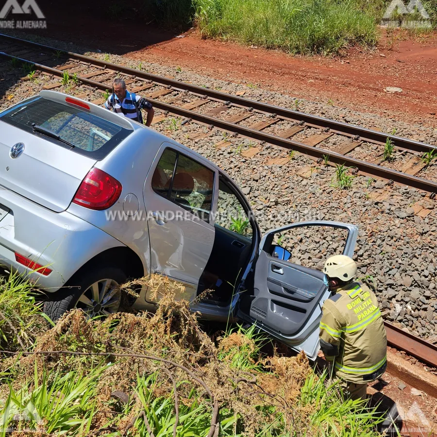 Mulher fica ferida após carro cair em linha férrea em Maringá
