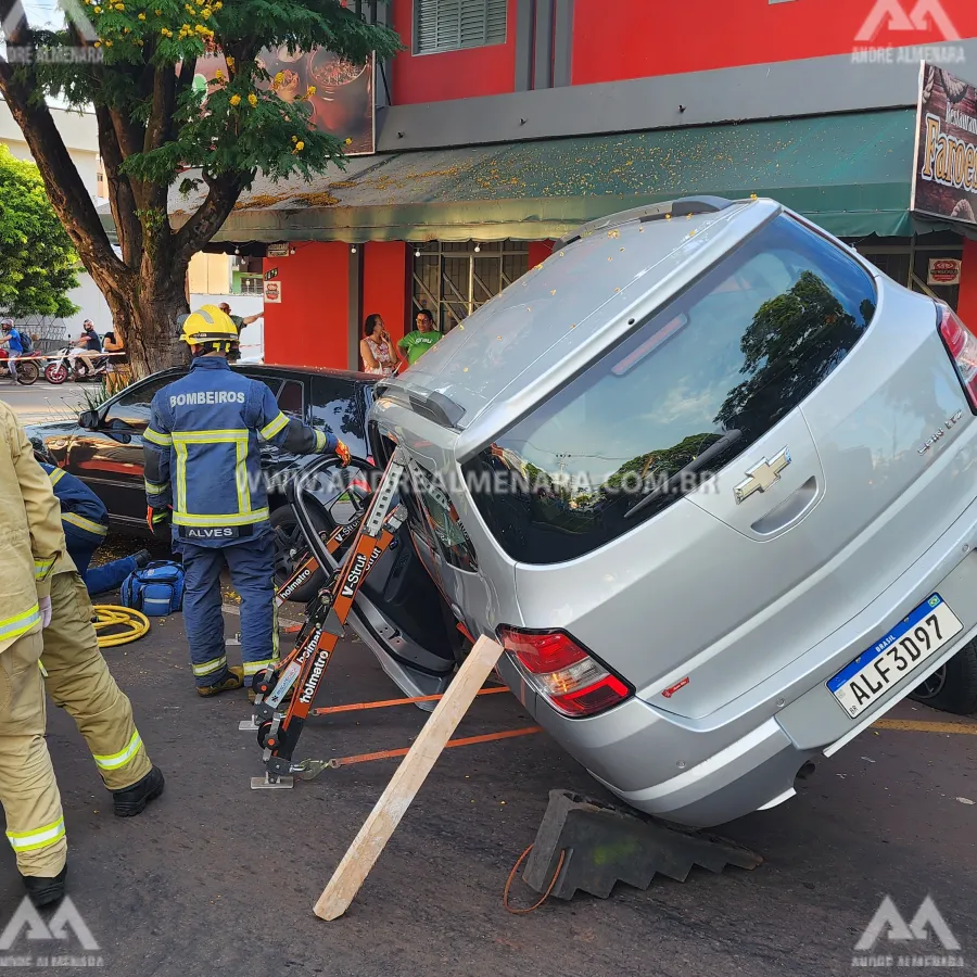 Mulher sofre acidente na Avenida Mandacaru e precisa ser retirada do veículo com ajuda dos bombeiros