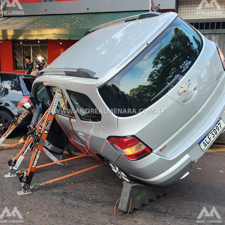 Mulher sofre acidente na Avenida Mandacaru e precisa ser retirada do veículo com ajuda dos bombeiros