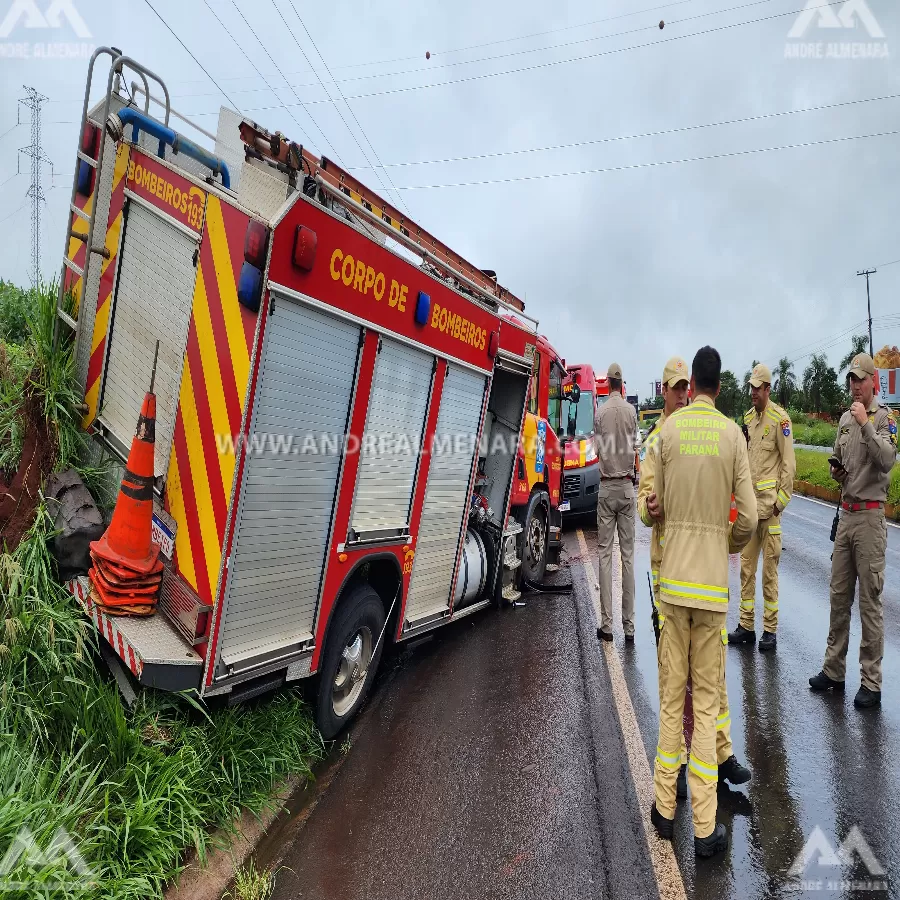 Caminhão do Corpo de Bombeiros de Maringá sofre acidente na rodovia BR-376