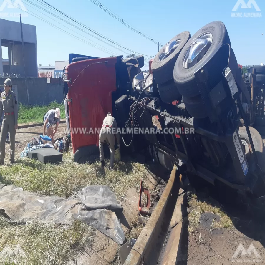 Caminhão tomba no Contorno Norte em Maringá