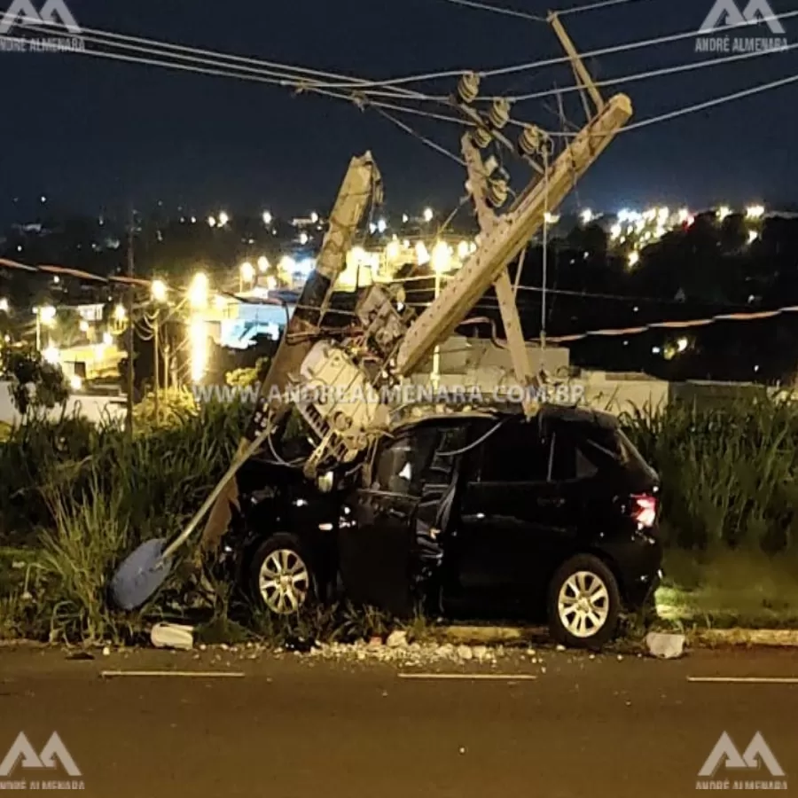 Motorista abandona veículo após colidir contra um poste