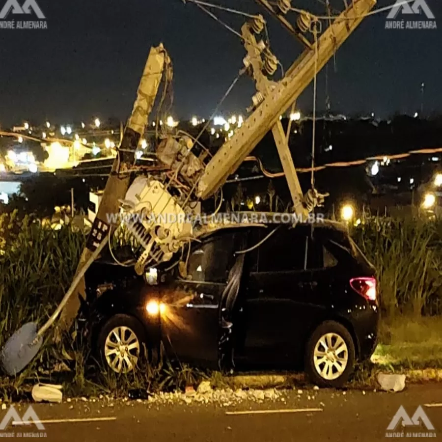 Motorista abandona veículo após colidir contra um poste