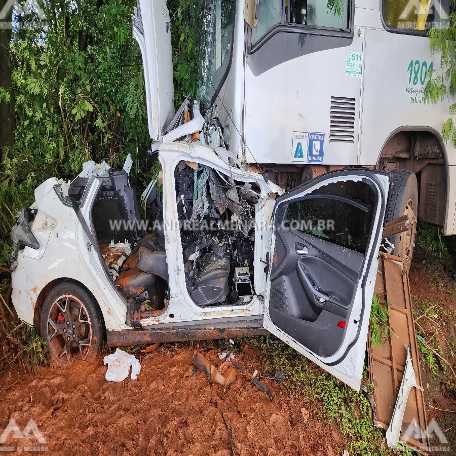 Casal de Cianorte sofre acidente gravíssimo após carro bater de frente contra ônibus na rodovia PR-323