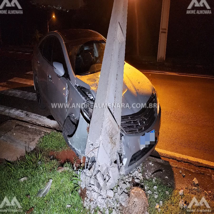 Jovem de 19 anos sofre acidente ao colidir contra poste em Maringá