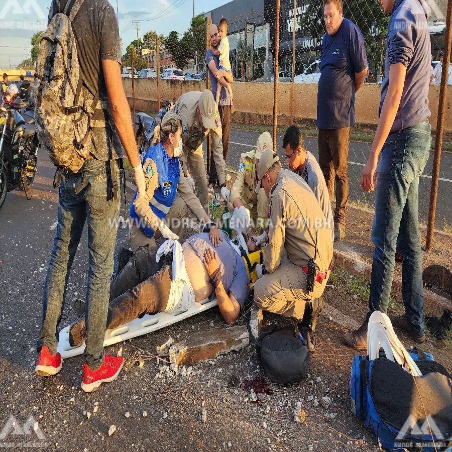 Motociclista fica gravemente ferido em acidente na Avenida Colombo em Maringá.