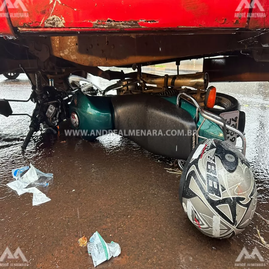 Motociclista sofre acidente gravíssimo após cair debaixo dos rodados de caminhão