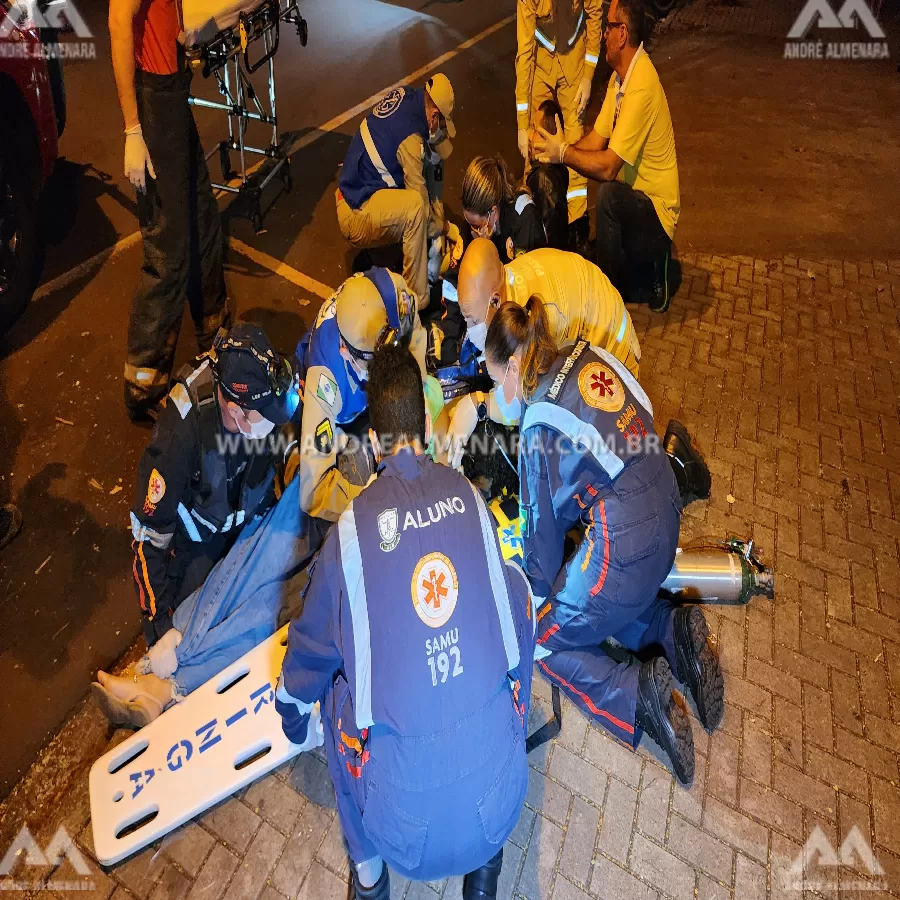 Casal fica ferido ao bater motocicleta contra poste na Rua Fernão Dias em Maringá