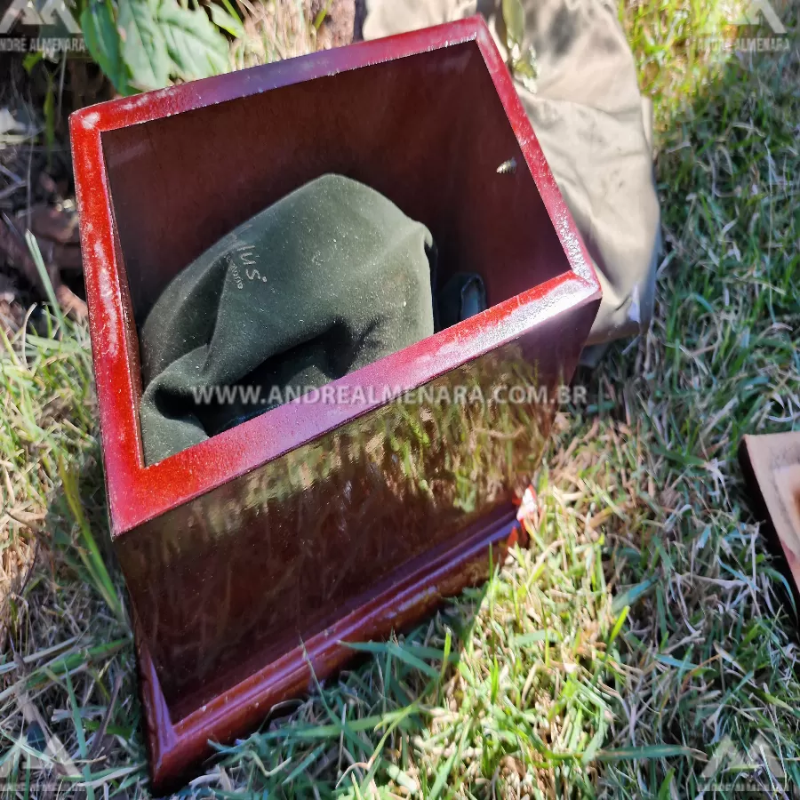 Urna funerária com cinzas é encontrada abandonada em praça no Jardim Tabaetê em Maringá