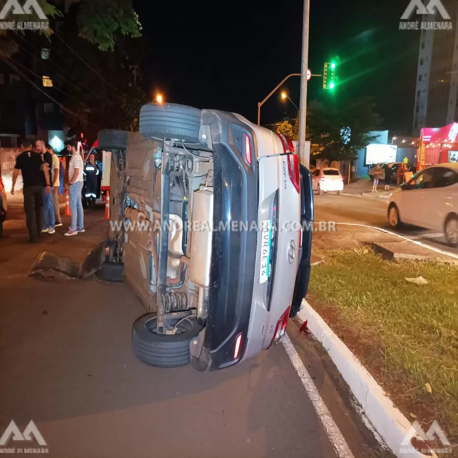 Veículo tomba ao bater em outro carro estacionado em Maringá
