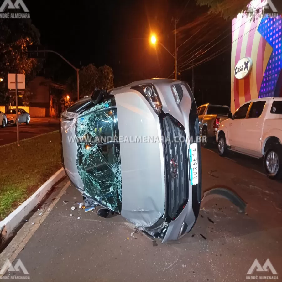 Veículo tomba ao bater em outro carro estacionado em Maringá