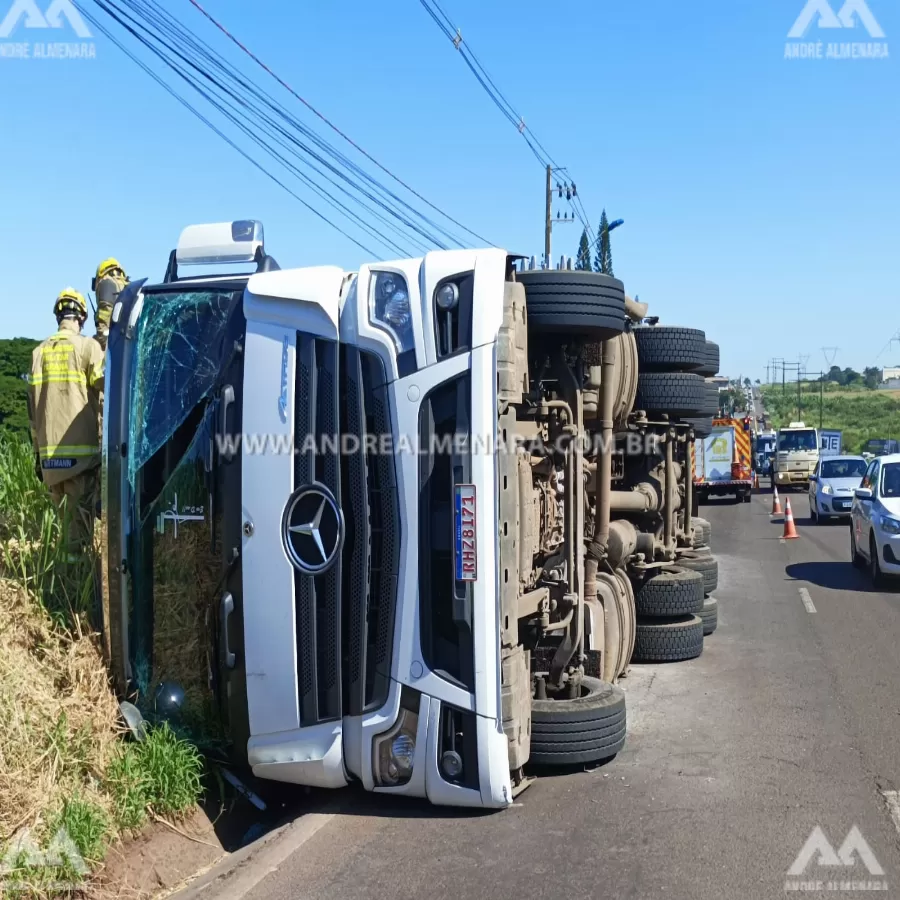 Carreta carregada de fubá tomba no Contorno Sul