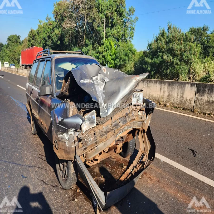 Motorista sofre ferimentos ao bater veículo na traseira de carreta