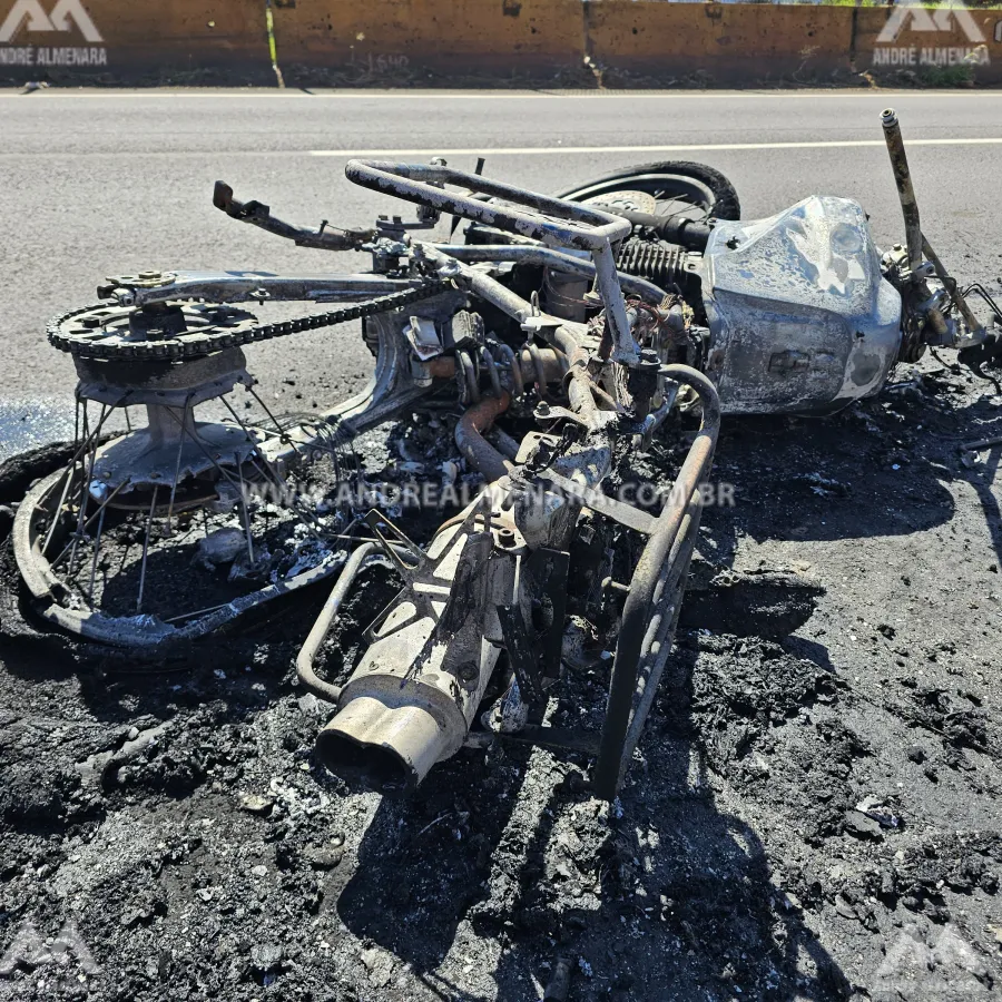 Moto BMW pega foto após motociclista bater com violência na traseira de veículo em Sarandi