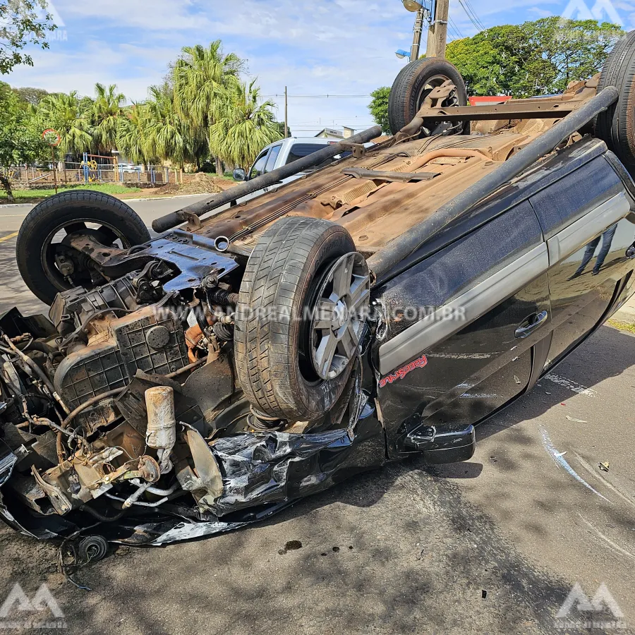 Motorista sem habilitação capota carro após bater em outro veículo estacionado