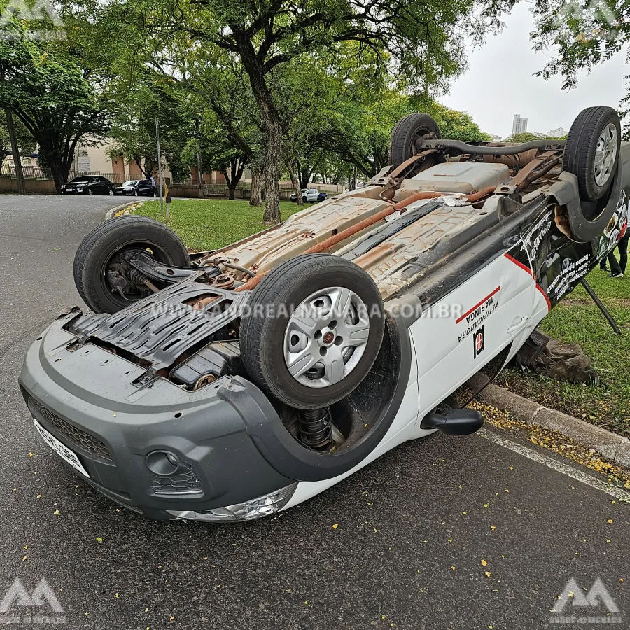 Idoso provoca capotamento na Avenida Nildo Ribeiro da Rocha em Maringá