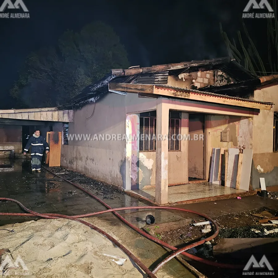 Incêndio criminoso destrói casa de madeira na Vila Santa Izabel