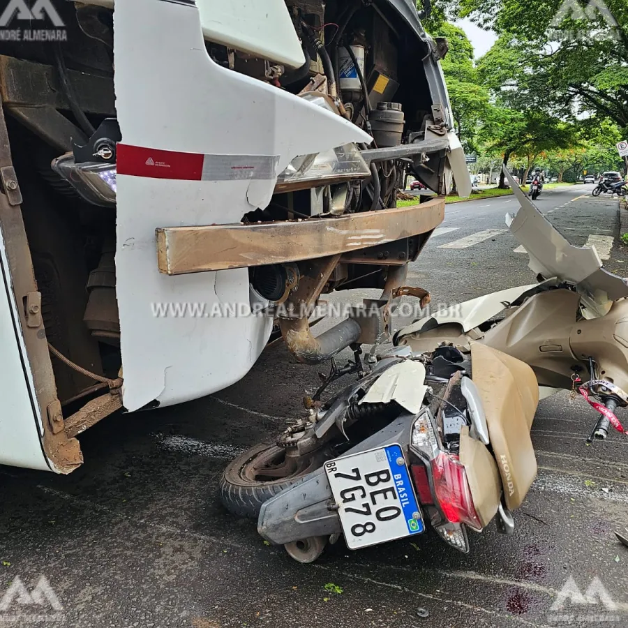 Motorista de micro-ônibus avança preferencial e causa grave acidente em Maringá