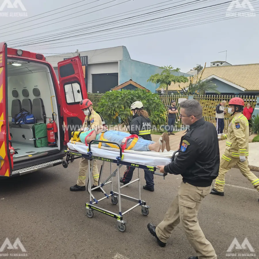 Mulher fica ferida ao tombar automóvel em Maringá