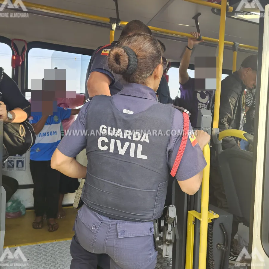 Tarado é preso dentro de ônibus tirando fotos de mulheres