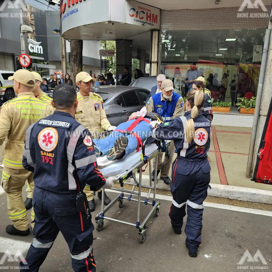 Duas mulheres são atropeladas na calçada após batida entre dois carros no centro de Maringá