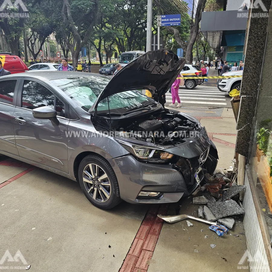 Duas mulheres são atropeladas na calçada após batida entre dois carros no centro de Maringá