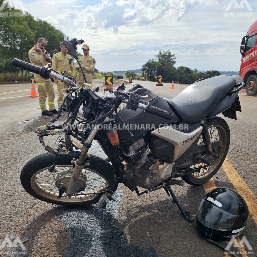 Motociclista de 21 anos é entubado ao bater contra carro na rodovia PR-317