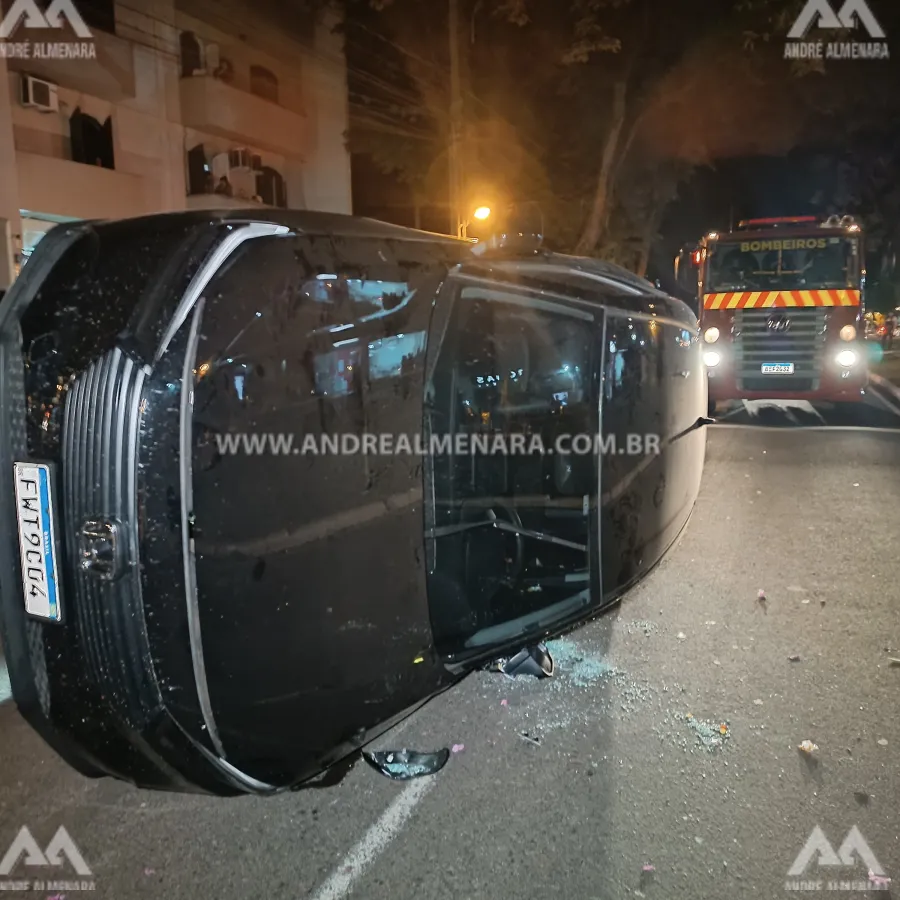 Carro tomba ao bater em outro automóvel estacionado em Maringá