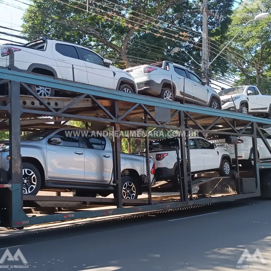Caminhão-cegonha é flagrado transportando oito veículos furtados em Maringá
