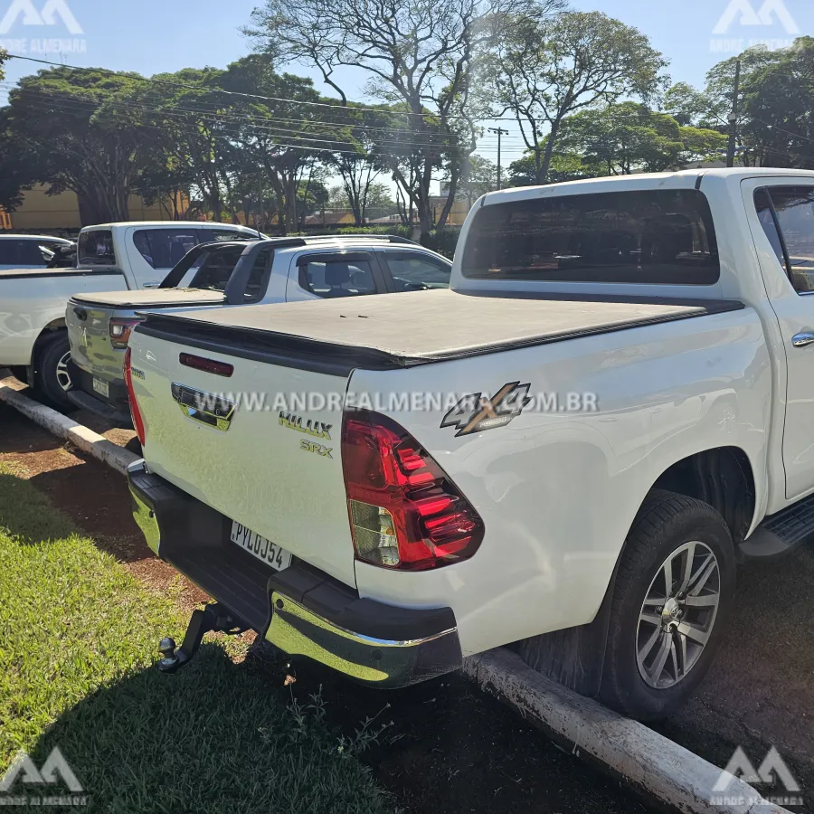 Caminhão-cegonha é flagrado transportando oito veículos furtados em Maringá