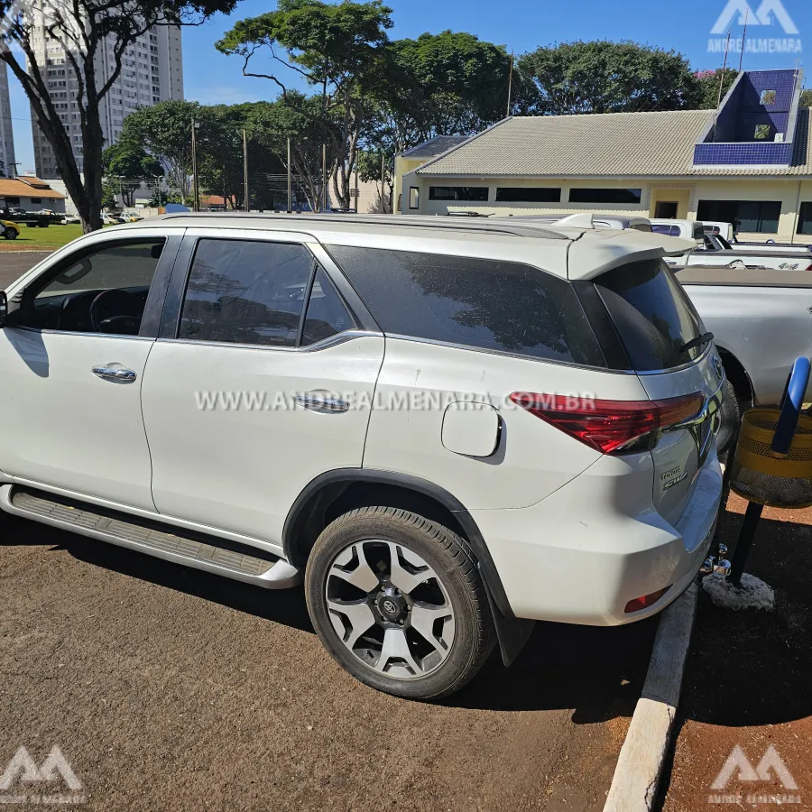 Caminhão-cegonha é flagrado transportando oito veículos furtados em Maringá