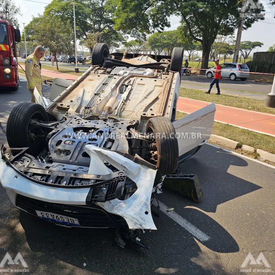 Mulher é socorrida ao capotar veículo na Avenida Gastão Vidigal