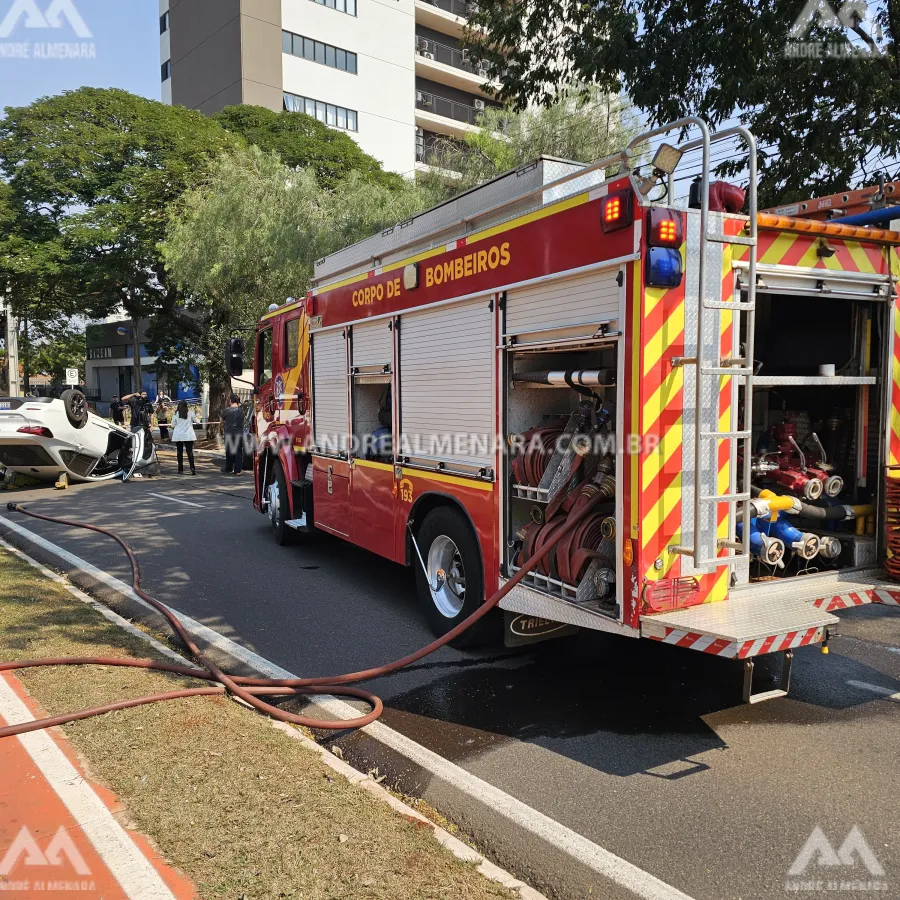 Mulher é socorrida ao capotar veículo na Avenida Gastão Vidigal