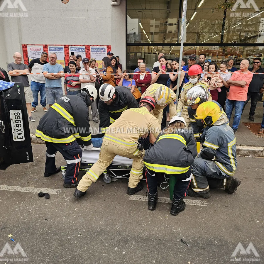 Motorista causa acidente grave no centro de Maringá ao cruzar preferencial