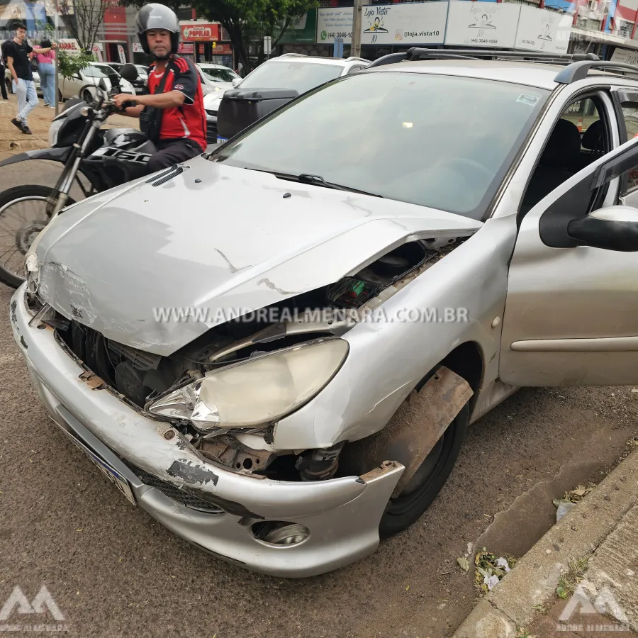 Motorista causa acidente grave no centro de Maringá ao cruzar preferencial