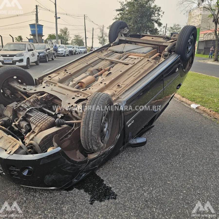 Motorista capota automóvel no Jardim Imperial