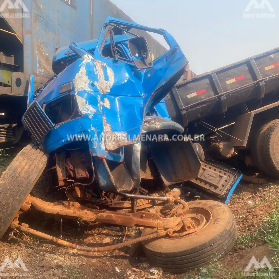 Caminhão fica destruído ao colidir contra trem na cidade de Sarandi