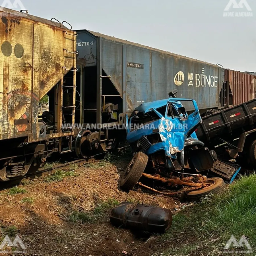 Caminhão fica destruído ao colidir contra trem na cidade de Sarandi