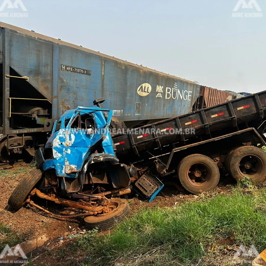 Caminhão fica destruído ao colidir contra trem na cidade de Sarandi