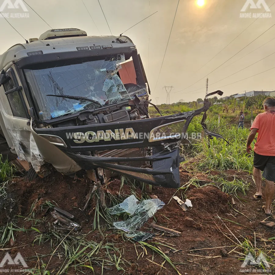 Batida entre carreta e caminhão quase termina em tragédia no Contorno Sul