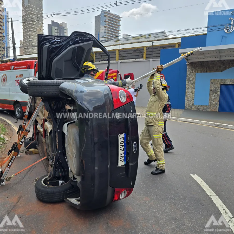 Duas mulheres são socorridas após carro tombar no centro de Maringá