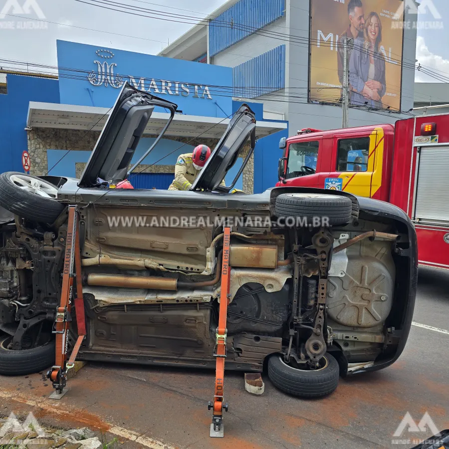 Duas mulheres são socorridas após carro tombar no centro de Maringá