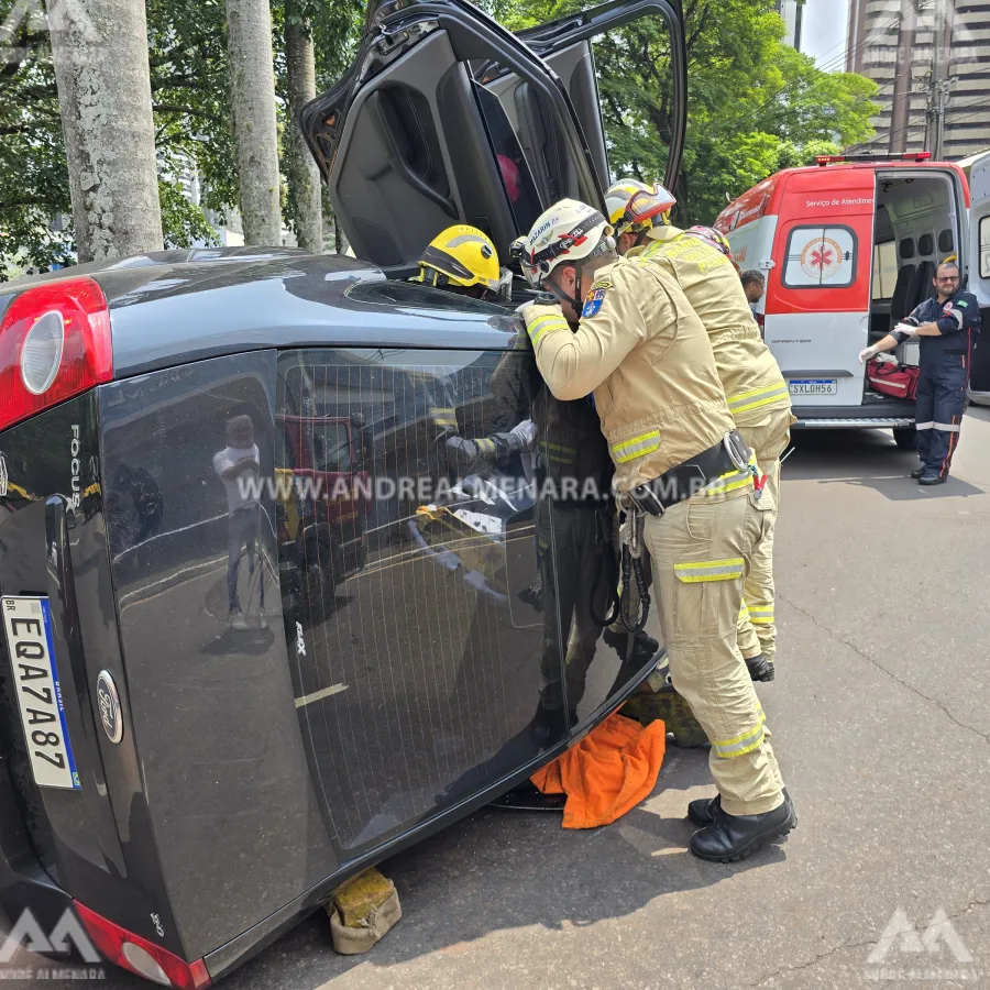 Duas mulheres são socorridas após carro tombar no centro de Maringá