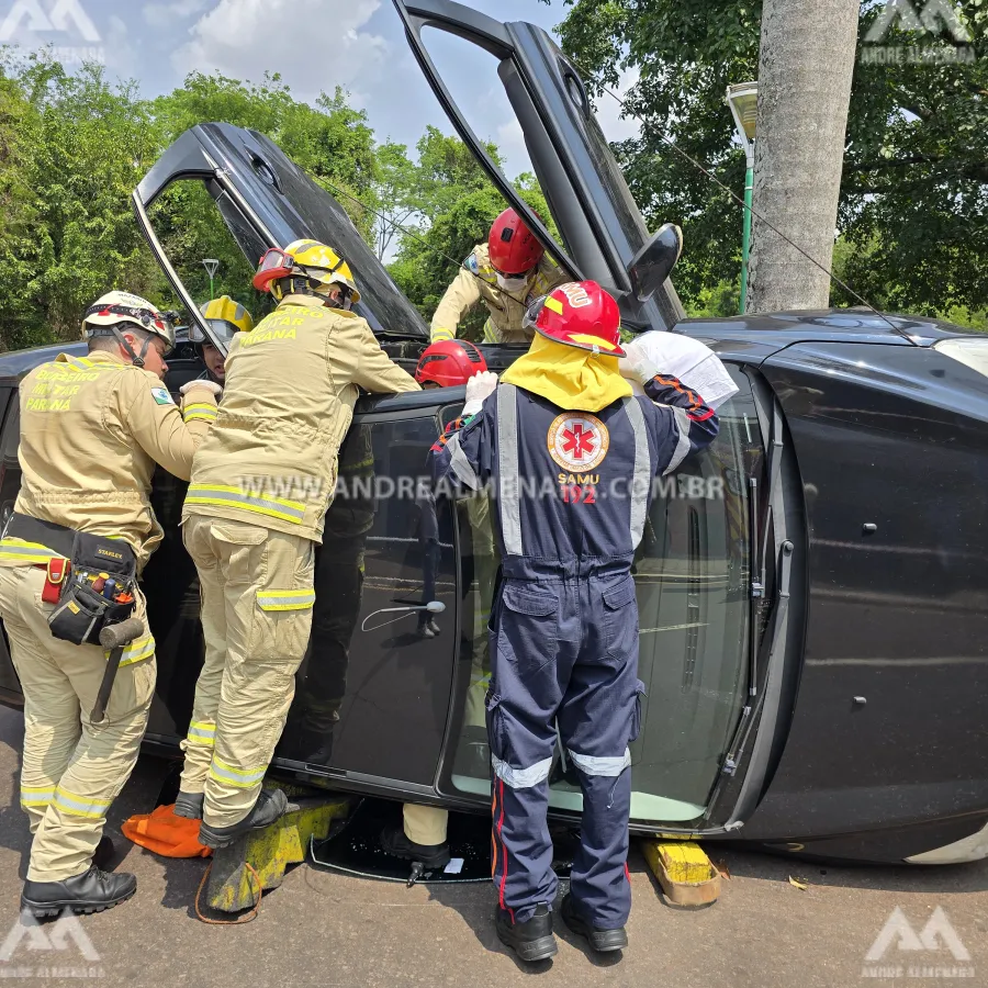 Duas mulheres são socorridas após carro tombar no centro de Maringá